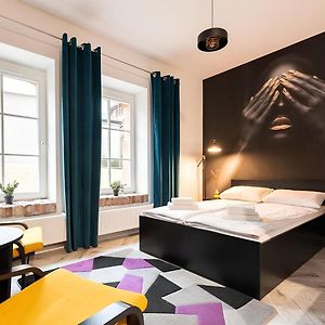 Flatbook - City Center Apartments Waterlane Vintage With Gym